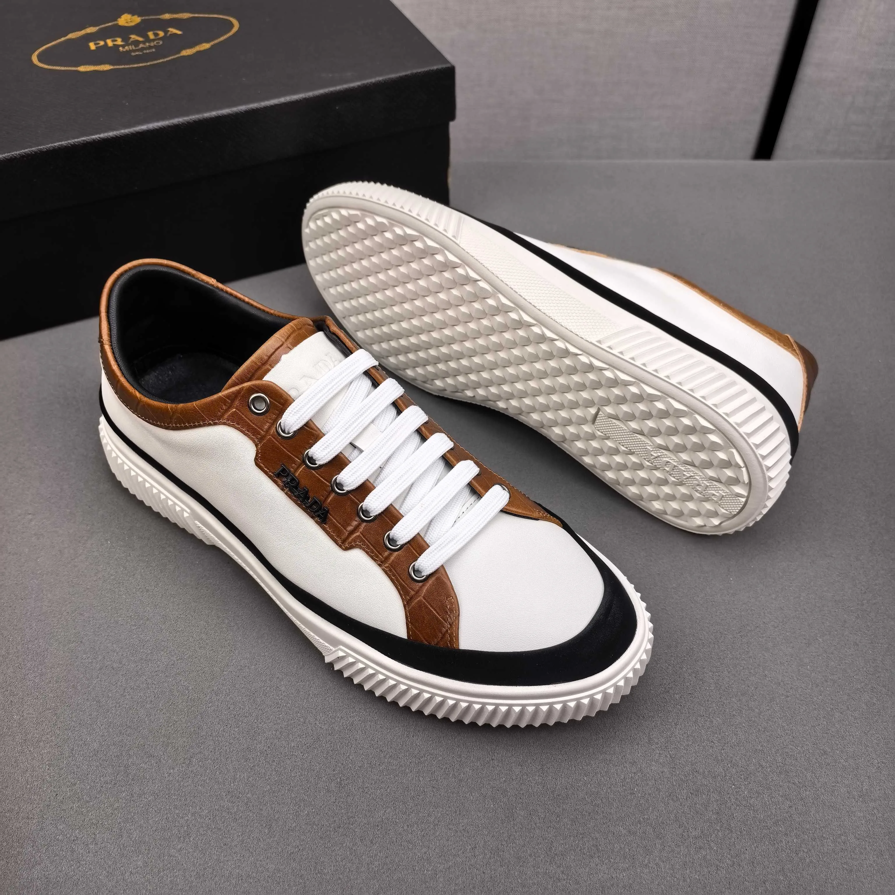 PP420❣️❣️❣️Prada set off the audience! Prada, an international brand that is constantly innovating, this men's casual shoe, the original version, made of cowhide leather at a ratio of one to one at the store, with leather feet and rubber non-slip outsole, breathable and comfortable, quality speaks for itself👄38-44